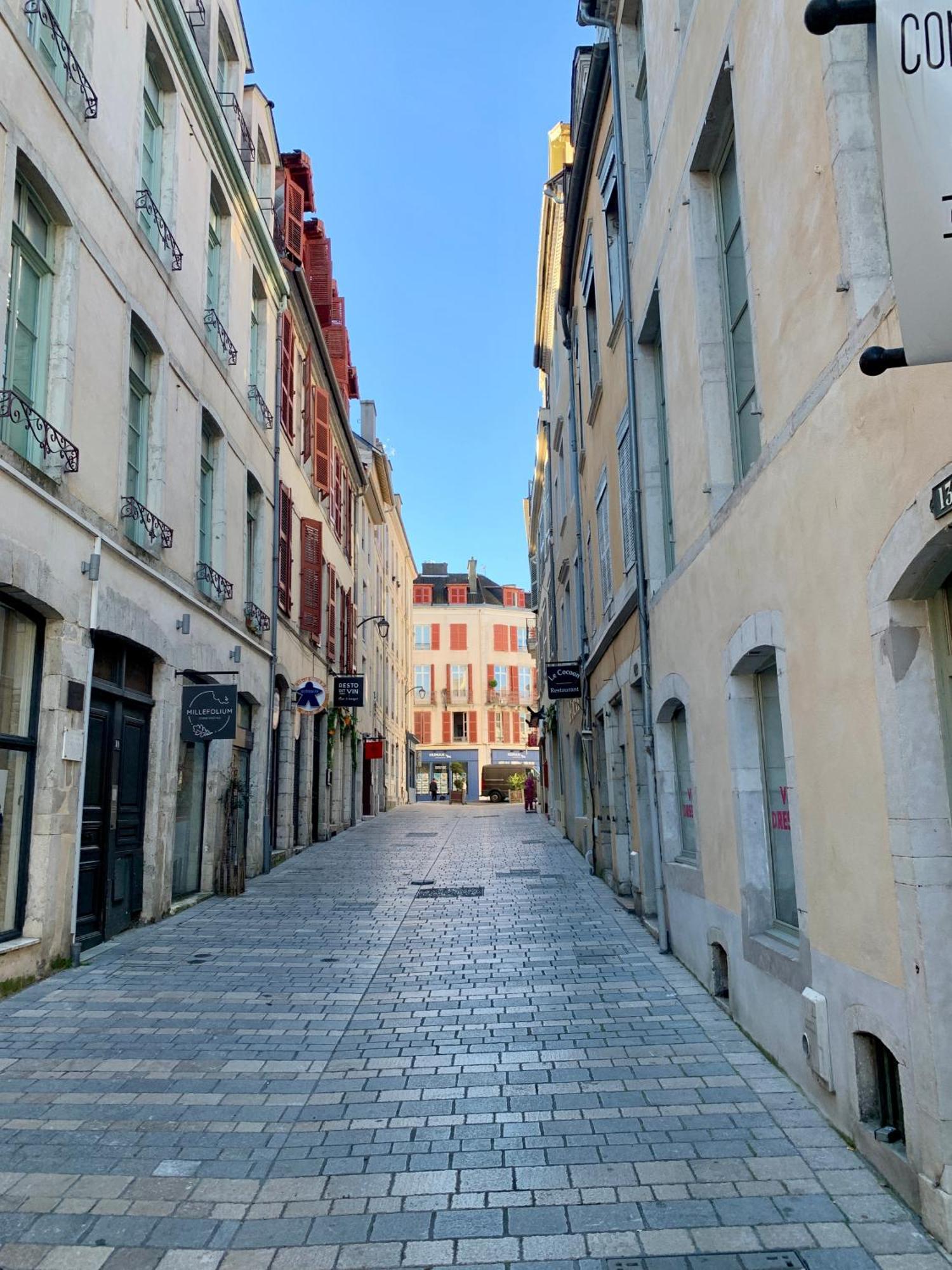 Wonderhost, Superbes Volumes Et Charme De L'Ancien Apartman Pau Kültér fotó